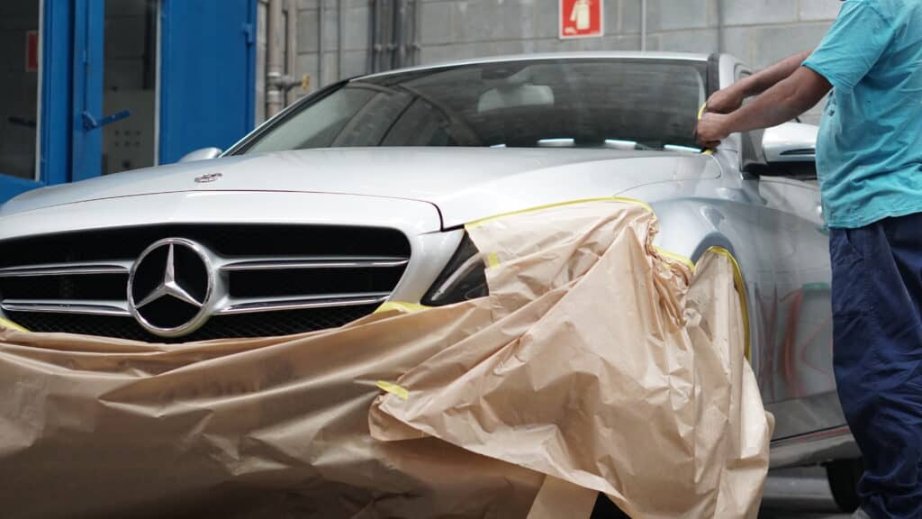 Mercedes Benz sendo envelopada pelo técnico